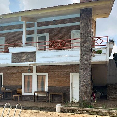 Urbanview Hotel Villa Q Gisting Bandjarnegeri Экстерьер фото