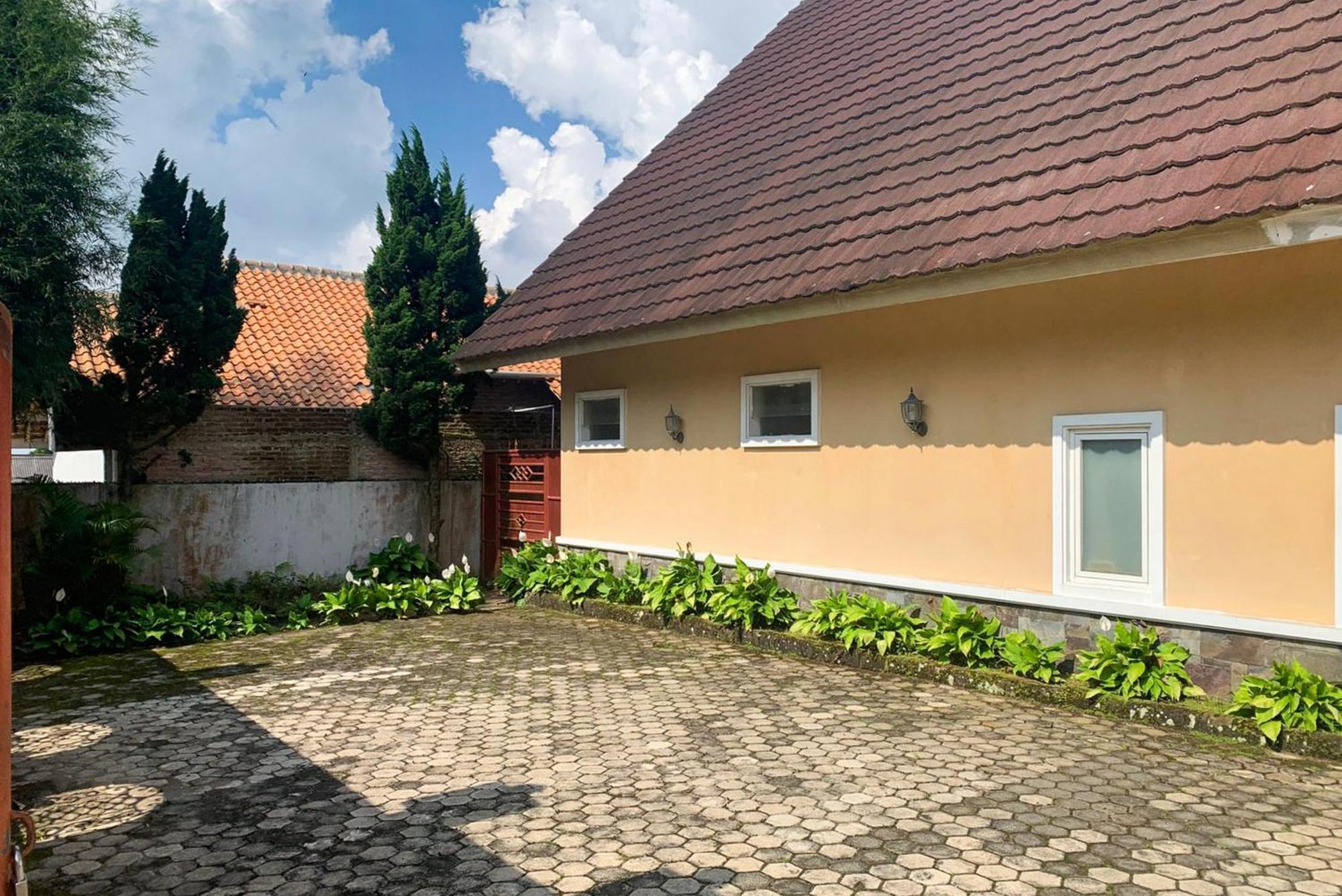 Urbanview Hotel Villa Q Gisting Bandjarnegeri Экстерьер фото