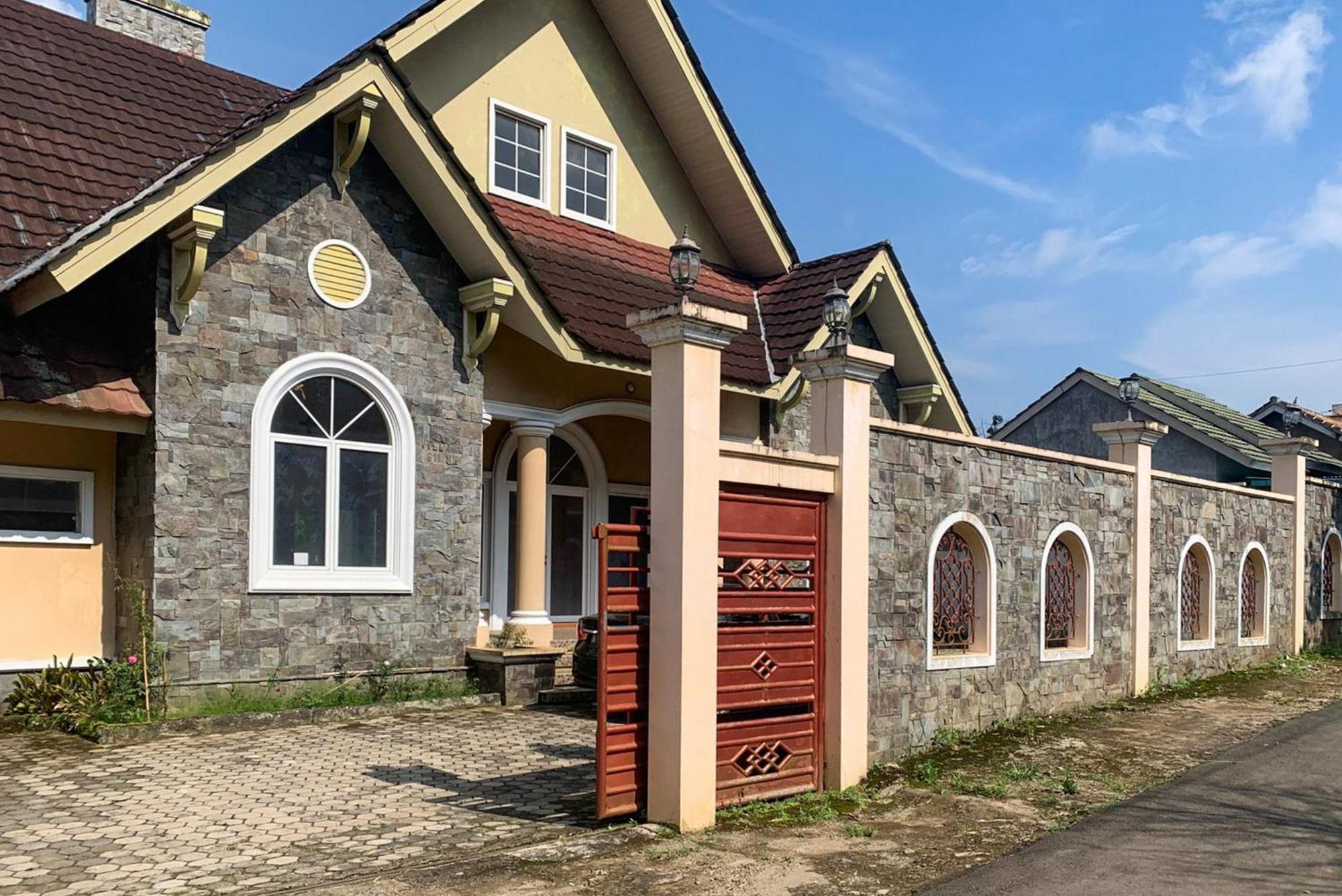 Urbanview Hotel Villa Q Gisting Bandjarnegeri Экстерьер фото